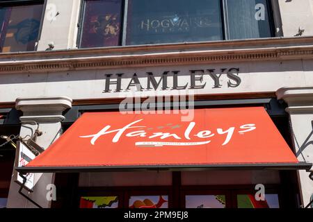 Nach London. GROSSBRITANNIEN - 04.09.2023. Der weltberühmte Spielzeugladen Hamleys in der Regent Street. Stockfoto