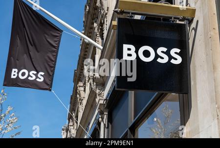 Nach London. GROSSBRITANNIEN - 04.09.2023. Das Namensschild der Luxusbekleidungsmarke Boss an der Fassade des Einzelhandelsgeschäfts in der Regent Street. Stockfoto