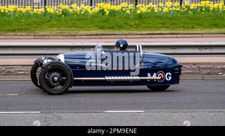 Ein Morgan Three Wheeler Sportwagen, der auf dem Kingsway West Dual Freeway im städtischen Dundee, Schottland, fährt Stockfoto