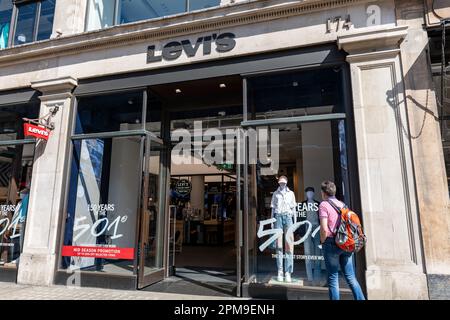 Nach London. GROSSBRITANNIEN - 04.09.2023. Die Ladenfront der Filiale des berühmten amerikanischen Bekleidungsunternehmens Levi's in der Regent Street. Stockfoto