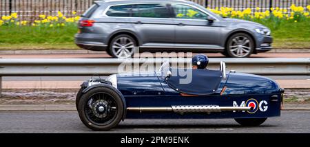 Ein Morgan Three Wheeler Sportwagen, der auf dem Kingsway West Dual Freeway im städtischen Dundee, Schottland, fährt Stockfoto