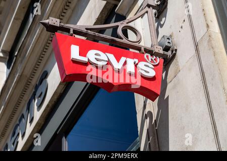 Nach London. GROSSBRITANNIEN - 04.09.2023. Das Ladenschild der amerikanischen Bekleidungsfirma Levi's an der Fassade ihrer Filiale in der Regent Street. Stockfoto