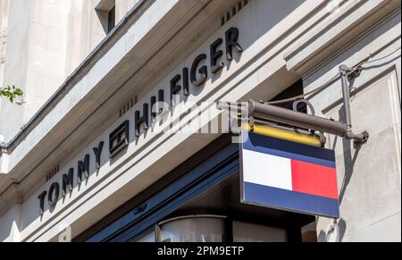 Nach London. GROSSBRITANNIEN - 04.09.2023. Das Namensschild und Logo des Tommy Hilfiger Einzelhandelsgeschäfts in der Regent Street. Stockfoto