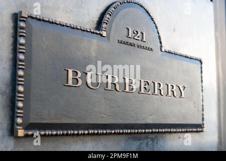 Nach London. GROSSBRITANNIEN - 04.09.2023. Das Namensschild des berühmten Modehändlers Burberry an der Fassade des Regent Street Stores. Stockfoto