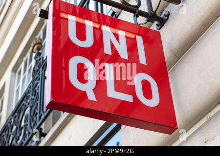 Nach London. GROSSBRITANNIEN - 04.09.2023. Das Namensschild für das Einzelhandelsunternehmen Uniqlo an der Fassade des Ladens in der Regent Street. Stockfoto