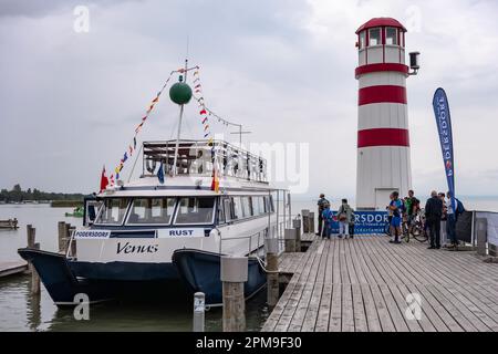 PODERSDORF, OSTERREICH - 6. SEPTEMBER 2014: Venus-Schiff zwischen Podersdorf und Rust in Osterreich am Neusiedler See mit Leuchtturm Stockfoto