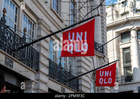 Nach London. GROSSBRITANNIEN - 04.09.2023. Das Namensschild für das Einzelhandelsunternehmen Uniqlo an der Fassade des Ladens in der Regent Street. Stockfoto
