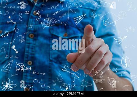 Schüler oder Lehrer mit mathematischen und wissenschaftlichen Formeln. Bildungskonzepte. Symbole und Gleichungen auf einer virtuellen Schnittstelle. Doppelte Belichtung Stockfoto