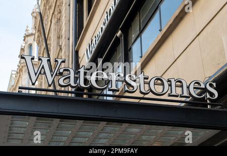 Nach London. GROSSBRITANNIEN - 04.09.2023. Das Namensschild des Buchhändlers Waterstones an der Fassade des Piccadilly-Geschäfts. Stockfoto