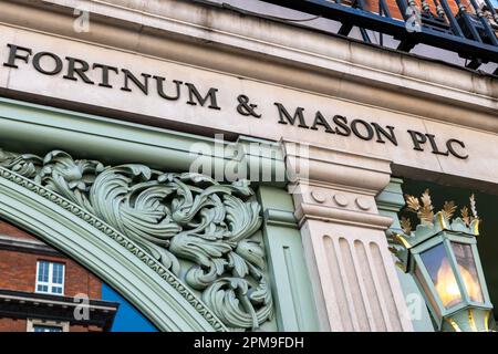 Nach London. GROSSBRITANNIEN - 04.09.2023. Das Namensschild an der Fassade des berühmten Luxuskaufhauses Fortnum und Mason in Piccadilly. Stockfoto