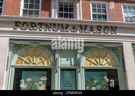 Nach London. GROSSBRITANNIEN - 04.09.2023. Das Namensschild an der Fassade des berühmten Luxuskaufhauses Fortnum und Mason in Piccadilly. Stockfoto