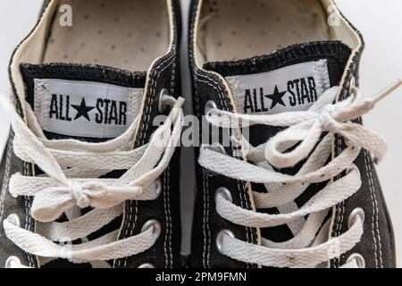 Nach London. GROSSBRITANNIEN - 04.09.2023. Ein Paar sportliche All Star Schuhe mit dem Firmennamen und dem Star-Logo. Stockfoto