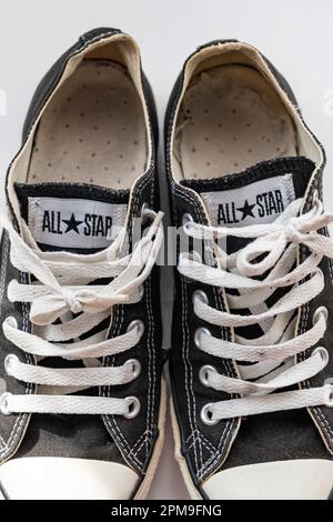 Nach London. GROSSBRITANNIEN - 04.09.2023. Ein Paar sportliche All Star Schuhe mit dem Firmennamen und dem Star-Logo. Stockfoto