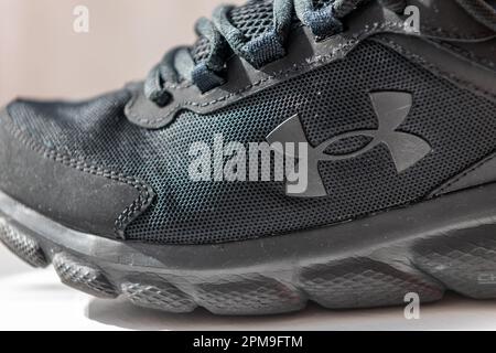 Nach London. GROSSBRITANNIEN - 04.09.2023. Nahaufnahme eines Under Armour Laufschuhs mit dem Firmenlogo und der Marke. Stockfoto