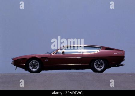 Bologna, Italien. 12. April 2023. Sant'Agata Bolognese, Bologna, Italien, 12. April 2023, 1968 Lamborghini Espada während Automobili Lamborghini - Historical Motors Credit: Live Media Publishing Group/Alamy Live News Stockfoto