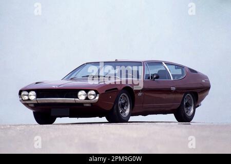 Bologna, Italien. 12. April 2023. Sant'Agata Bolognese, Bologna, Italien, 12. April 2023, 1968 Lamborghini Espada während Automobili Lamborghini - Historical Motors Credit: Live Media Publishing Group/Alamy Live News Stockfoto