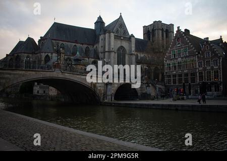 Berühmte gotische Architektur in Gent, Belgien Innenstadt - Graslei Gebäude Stockfoto