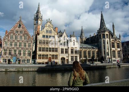 Berühmte gotische Architektur in Gent, Belgien Innenstadt - St. Nikolaus Kirche und Graslei Gebäude Stockfoto