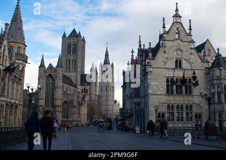 Berühmte gotische Architektur in Gent, Belgien Innenstadt - St. Nikolaus Kirche und Graslei Gebäude Stockfoto