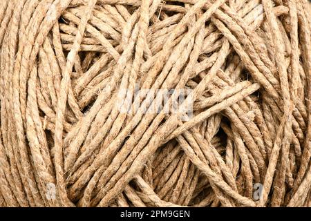 Ein Strang aus Leinenschnur, isoliert. Garnwicklung. Juteseil. Hanfgewinde isoliert. Ein Strang aus brauner Wolle zum Stricken auf weißem Hintergrund. Hoch Stockfoto