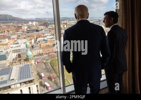 Belfast, Nordirland. 12. April 2023. US-Präsident Joe Biden trifft sich am Mittwoch, den 12. April 2023 in Belfast, Nordirland, mit dem britischen Premierminister Rishi Sunak. Der Besuch von Präsident Biden begeht den 25. Jahrestag des Karfreitagsabkommens, des Friedensabkommens, mit dem der drei Jahrzehnte währende Konflikt in Nordirland beendet wurde. Foto: Simon Walker/Nr. 10 Downing Street/UPI Credit: UPI/Alamy Live News Stockfoto