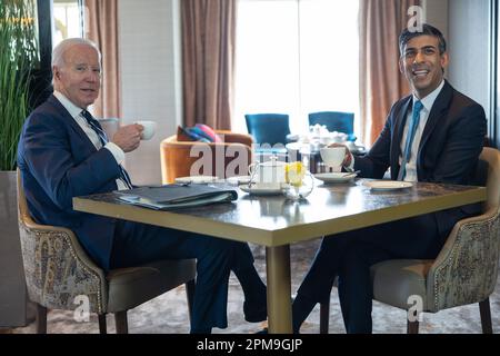 Belfast, Nordirland. 12. April 2023. US-Präsident Joe Biden trifft sich am Mittwoch, den 12. April 2023 in Belfast, Nordirland, mit dem britischen Premierminister Rishi Sunak. Der Besuch von Präsident Biden begeht den 25. Jahrestag des Karfreitagsabkommens, des Friedensabkommens, mit dem der drei Jahrzehnte währende Konflikt in Nordirland beendet wurde. Foto: Simon Walker/Nr. 10 Downing Street/UPI Credit: UPI/Alamy Live News Stockfoto