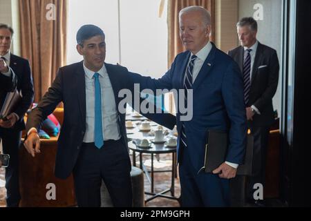 Belfast, Nordirland. 12. April 2023. US-Präsident Joe Biden trifft sich am Mittwoch, den 12. April 2023 in Belfast, Nordirland, mit dem britischen Premierminister Rishi Sunak. Der Besuch von Präsident Biden begeht den 25. Jahrestag des Karfreitagsabkommens, des Friedensabkommens, mit dem der drei Jahrzehnte währende Konflikt in Nordirland beendet wurde. Foto: Simon Walker/Nr. 10 Downing Street/UPI Credit: UPI/Alamy Live News Stockfoto