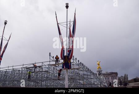 London, Großbritannien. 12. April 2023 Vor dem Buckingham-Palast werden zur Vorbereitung der Krönung von König Karl III., die am 6. Mai stattfindet, Plätze aufgestellt. Kredit: Vuk Valcic/Alamy Live News Stockfoto