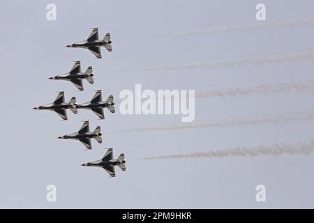 Point Mugu, Kalifornien/USA - 13. März 2023: Alle sechs F-16-Kampfflugzeuge der US Air Force USAF Thunderbirds-Staffel fliegen in Formation vorbei. Stockfoto