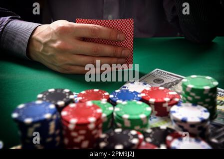 Mann mit zwei Karten im Poker spielen, Nahaufnahme Stockfoto