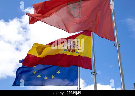 Die Flaggen spaniens, europas und des baskenlandes wehen am Himmel Stockfoto