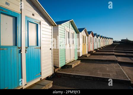 Farbenfrohe Strandhütten am englischen Strand Stockfoto