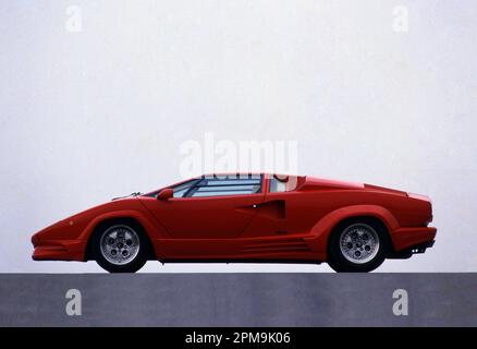 Bologna, Italien. 12. April 2023. Sant'Agata Bolognese, Bologna, Italien, 12. April 2023, 1990 Lamborghini Countach 25. Jahre bei Automobili Lamborghini - Historical Motors Credit: Live Media Publishing Group/Alamy Live News Stockfoto