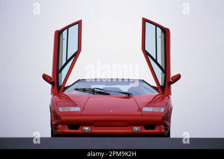 Bologna, Italien. 12. April 2023. Sant'Agata Bolognese, Bologna, Italien, 12. April 2023, 1990 Lamborghini Countach 25. Jahre bei Automobili Lamborghini - Historical Motors Credit: Live Media Publishing Group/Alamy Live News Stockfoto