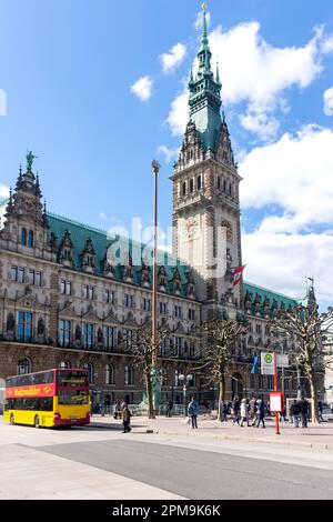 Hop-on-Hop-off-Bus der Stadrundfahrt mit dem Hamburger Rathaus, Rathausplatz, Hamburg, Bundesrepublik Deutschland Stockfoto