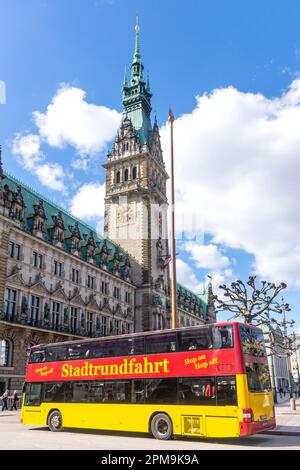 Hop-on-Hop-off-Bus der Stadrundfahrt mit dem Hamburger Rathaus, Rathausplatz, Hamburg, Bundesrepublik Deutschland Stockfoto