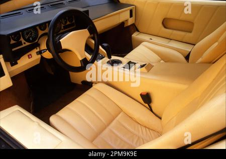 Bologna, Italien. 12. April 2023. Sant'Agata Bolognese, Bologna, Italien, 12. April 2023, 1990 Lamborghini Countach 25. Jahre bei Automobili Lamborghini - Historical Motors Credit: Live Media Publishing Group/Alamy Live News Stockfoto