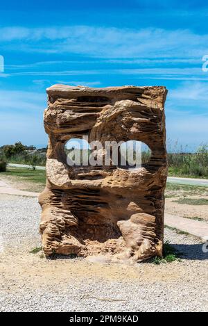 Ebro Delta, Spanien - 12. Mai 2022: Abstrakte moderne Skulptur mit Augen im Naturpark Ebro Delta in Tarragona; Katalonien; Spanien Stockfoto