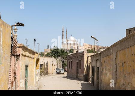 Eine Straße in der Kairoer Nekropolis / Stadt der Toten mit Friedhof und Mausoleum in Kairo, Ägypten Stockfoto