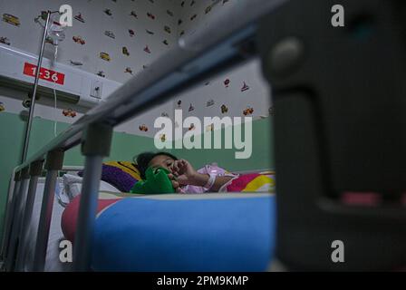 Bogor, Indonesien. 11. April 2023. Ein Kind, das am 11. April 2023 in einem Krankenhaus in Bogor, West-Java, Indonesien, mit Dengue-Fieber behandelt wurde. Nach Angaben des Europäischen Zentrums für die Prävention und die Kontrolle von Krankheiten (ECDC) ist Indonesien die vierthöchste Ausbreitung von Dengue-Fieber und anderen durch Mücken übertragenen Krankheiten. (Foto: Adriana/INA Photo Agency/Sipa USA) Guthaben: SIPA USA/Alamy Live News Stockfoto