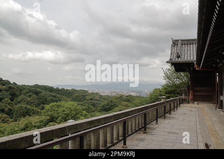 Der Sommerblick auf den Kiyomizudera-Tempel (wörtlich „Pure Water Temple“) in Kyoto, JAPAN. Es ist vor allem für seine Holzterrasse und -Struktur bekannt. Stockfoto