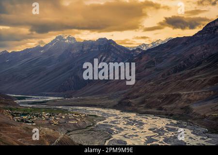 Der Spiti-Fluss schlängelt sich durch das Spiti-Tal, Himachal Pradesh. Auf dem Bild ist die Stadt KAZA, der Hauptsitz der Unterabteilung, zu sehen. Stockfoto