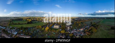 Panoramafoto von Stratton in der Nähe von Cirencester und der nahe gelegenen Cotswold-Landschaft. Stockfoto