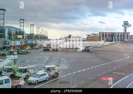 Frankfurt, Deutschland - 7. Februar 2022: Schlechte Witterungsbedingungen am Flughafen Frankfurt. Stockfoto