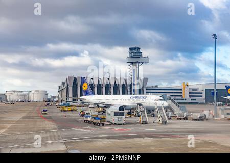Frankfurt, Deutschland - 7. Februar 2022: Schlechte Witterungsbedingungen am Flughafen Frankfurt. Stockfoto