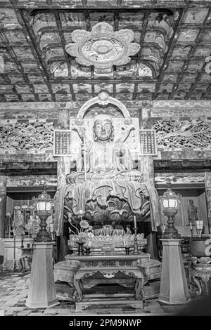 Kamakura, Japan - 18. März 2023: Die Jizo Bosatsu-Statue in der Butsuden Hall im Kencho-ji-Tempel, Kamakura, Japan Stockfoto