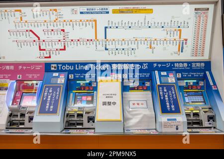 Tokio, Japan - 17. März 2023: Fahrkartenautomaten, Automaten oder Verkaufsautomaten an der Tokio U-Bahn in Tokio. Stockfoto