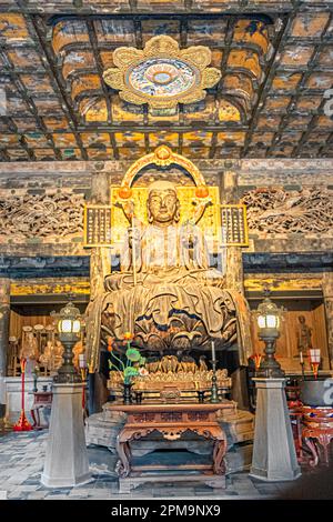 Kamakura, Japan - 18. März 2023: Die Jizo Bosatsu-Statue in der Butsuden Hall im Kencho-ji-Tempel, Kamakura, Japan Stockfoto