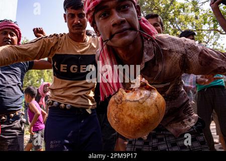 Burdwan, Indien. 11. April 2023. Das Gajon Festival beginnt am 11. April 2023 in Burdwan, Indien. In der letzten Woche des letzten Monats des bengalischen Kalenders wird das Gajon Festival in mehreren ländlichen Gegenden Westbengals auf unterschiedliche Weise gefeiert. An einigen Stellen ist das Gesichtsmalen eines der bedeutendsten. Vor „Nil PUA“ (Lord Shiva Puja) kommen verschiedene Sanyasis-Kulturen wie Fasten und Tanzen mit dem menschlichen Schädel vor. (Foto: Swattik Jana/Pacific Press/Sipa USA) Kredit: SIPA USA/Alamy Live News Stockfoto