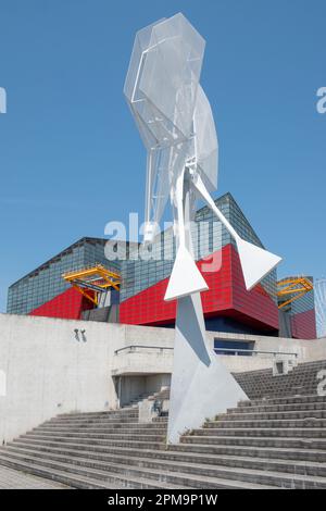 Osaka, Japan - 4. April 2023: Aquarium Kaiyukan in Osaka, Japan. Befindet sich auf der Station von Minato in Osaka, Japan, in der Nähe der Osaka Bay. Es ist eine der großen Stockfoto